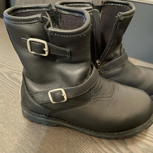 Ugg Harwell Big Kids Black Leather Zip - Picture 2 of 8